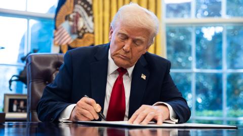 El presidente estadounidense, Donald Trump, firma una orden ejecutiva sobre aranceles a los automóviles en la Oficina Oval de la Casa Blanca, en Washington, DC, EE.UU., el 26 de marzo de 2025.