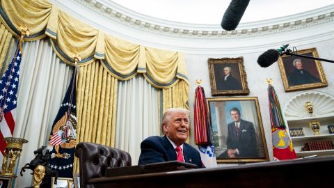 El presidente de Estados Unidos, Donald Trump, habla en la Oficina Oval de la Casa Blanca en Washington, DC, EE. UU., 06 de marzo de 2025.