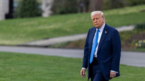 El presidente estadounidense, Donald J. Trump, sale del Despacho Oval para abordar el Marine One en el Jardín Sur de la Casa Blanca en Washington, D.C., EE. UU., el 28 de marzo de 2025.