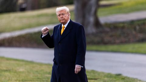 El presidente de Estados Unidos, Donald Trump, hace un gesto al salir de la Oficina Oval con destino a Florida, en Washington, DC, EE.UU., el 07 de marzo de 2025.