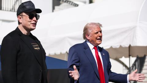 Elon Musk (izq.), consejero delegado de Tesla y asesor principal del presidente de Estados Unidos, observa mientras el presidente estadounidense, Donald Trump (der.), habla frente a vehículos Tesla en la Casa Blanca, en Washington, DC, EE.UU., el 11 de marzo de 2025.