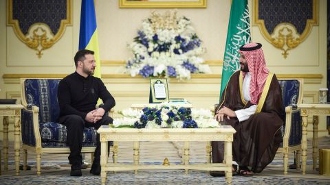 Foto facilitada por el Servicio de Prensa Presidencial de Ucrania el 11 de marzo de 2025 que muestra al presidente ucraniano, Volodymyr Zelensky (izq.), asistiendo a una reunión con el príncipe heredero saudí y primer ministro, Mohammed bin Salman Al Saud (der.), en Yeda (Arabia Saudita), a finales del 10 de marzo de 2025 (publicada el 11 de marzo de 2025).