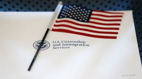 El nuevo requisito que Uscis comenzará a pedir para aplicar a beneficios migratorios en EE.UU.