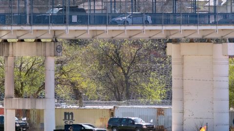 La caravana del vicepresidente JD Vance pasa bajo el Puente Internacional Eagle Pass I, llegando a Shelby Park, en Eagle Pass, Texas, el miércoles 5 de marzo de 2025.