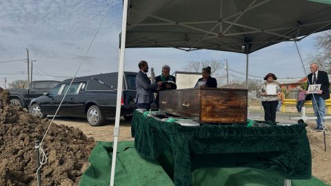 Padres hispanos vieron por videollamada el funeral de su hijo que murió al intentar cruzar a EE.UU.