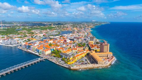 Vista Aérea del centro histórico de la ciudad de Willemstad, en Curazao, una codiciada isla caribeña.