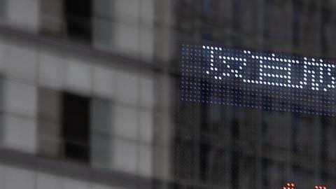 Una pantalla muestra el Índice ChiNext en Pekín, China, el 8 de abril de 2025.