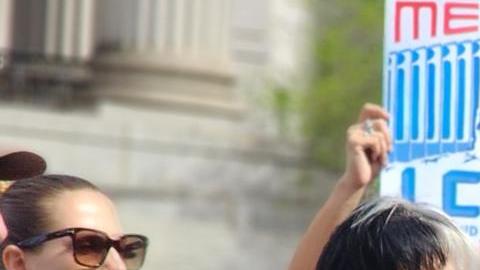 La presidenta de la legislatura municipal de Nueva York, Adrienne Adams, celebra la decisión de un tribunal junto a líderes proinmigrantes y concejales.