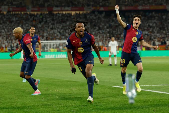 Kounde (C) marcó para darle el triunfo al FC Barcelona.