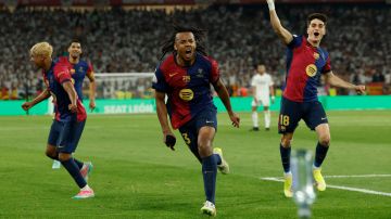 Kounde (C) marcó para darle el triunfo al FC Barcelona.