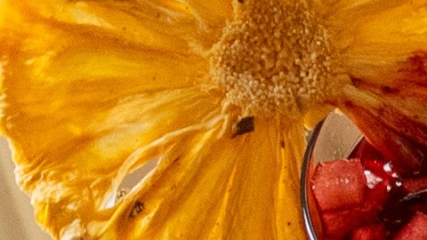 Su propuesta culinaria  se construye sobre ingredientes importados directamente de Japón, combinados con productos peruanos emblemáticos.