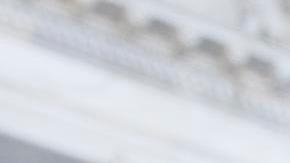 El líder de la minoría de la Cámara de Representantes, Hakeem Jeffries (der.), ofrece un discurso mientras el líder de la minoría del Senado, Chuck Schumer (izq.), (demócrata por Nueva York), observa en la escalinata del Capitolio junto a los líderes demócratas del Senado y la Cámara de Representantes en Washington, D.C., EE.UU., el 1 de abril de 2025.