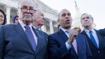 El líder de la minoría de la Cámara de Representantes, Hakeem Jeffries (der.), ofrece un discurso mientras el líder de la minoría del Senado, Chuck Schumer (izq.), (demócrata por Nueva York), observa en la escalinata del Capitolio junto a los líderes demócratas del Senado y la Cámara de Representantes en Washington, D.C., EE.UU., el 1 de abril de 2025.