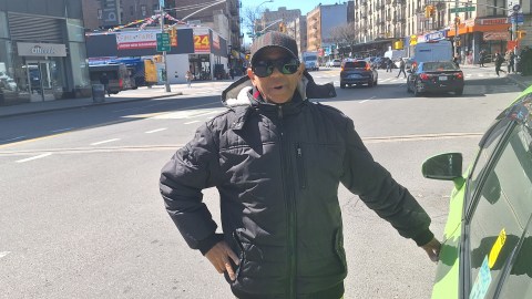 El taxista dominicano, César Feliz, al igual que todos sus compañeros de parada, teme que aumentos en los repuestos los termine sacando por completo del juego.