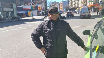 El taxista dominicano, César Feliz, al igual que todos sus compañeros de parada, teme que aumentos en los repuestos los termine sacando por completo del juego.