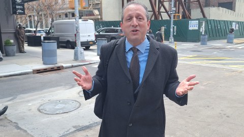 El aspirante demócrata que se medirá en las primarias de junio, presenta una estrategia para superar la terrible crisis de viviendas asequibles.