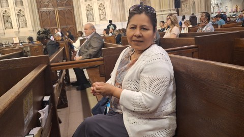 La devota mexicana Teresa Torres subraya lo que considera una sola verdad: "Al papa lo escoge Dios"
