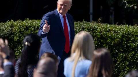 El presidente de Estados Unidos, Donald Trump, llega para pronunciar un discurso durante una visita a los campeones del Super Bowl 2025, los Philadelphia Eagles, en el jardín sur de la Casa Blanca en Washington, DC, EE.UU., el 28 de abril de 2025.