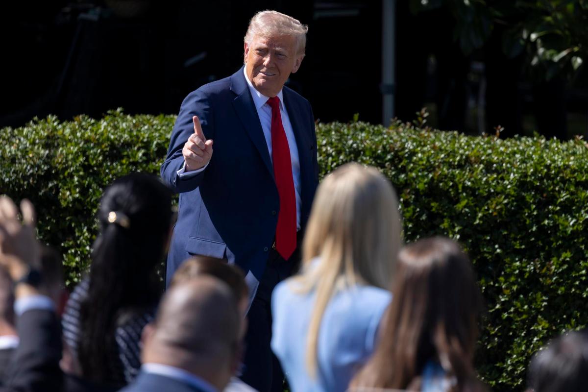 Trump firma orden para exigir dominar el inglés a camioneros