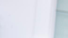 El presidente estadounidense, Donald Trump, comparece brevemente ante los medios tras una aparición sorpresa en el Jardín Norte, donde, según dijo, estaba inspeccionando la ubicación de un asta de bandera, en Washington, D.C., EE. UU., el 23 de abril de 2025.