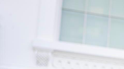 El presidente estadounidense, Donald Trump, comparece brevemente ante los medios tras una aparición sorpresa en el Jardín Norte, donde, según dijo, estaba inspeccionando la ubicación de un asta de bandera, en Washington, D.C., EE. UU., el 23 de abril de 2025.