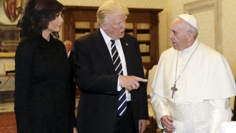 Imagen de archivo tomada el 24/05/2017 del papa Francisco mientras mantiene una audiencia privada con el presidente de Estados Unidos, Donald Trump, y su esposa Melania Trump, en el Vaticano.