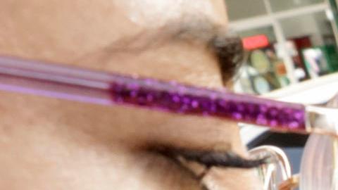 Fotografía de archivo del 20 de enero de 2025 de una migrante mostrando su cita cancelada del programa CBP-One, en el puerto fronterizo de El Chaparral, en la ciudad de Tijuana, Baja California (México).