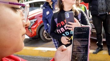 Fotografía de archivo del 20 de enero de 2025 de una migrante mostrando su cita cancelada del programa CBP-One, en el puerto fronterizo de El Chaparral, en la ciudad de Tijuana, Baja California (México).