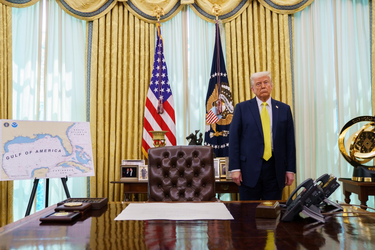 Unos 200 exfuncionarios republicanos y demócratas denuncian "abuso del poder" por parte de Trump
