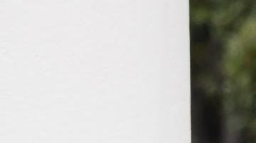 El presidente de Estados Unidos, Donald Trump, saluda desde el Pórtico Norte de la Casa Blanca al regresar de un partido de golf en Washington, DC, EE.UU., el 20 de abril de 2025.