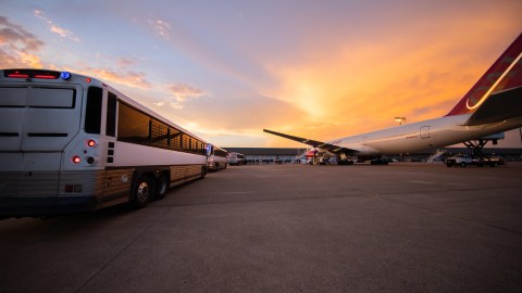 ICE opera vuelos de deportación desde varios aeropuertos de EE.UU.