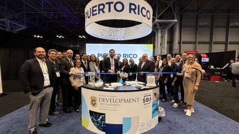 Sebastian Negrón Reichard, secretario del DDEC, en feria en NYC