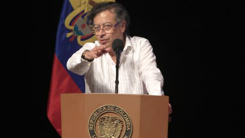 Fotografía de archivo fechada el 27 de marzo de 2025 del presidente de Colombia, Gustavo Petro, hablando durante la última jornada de la Segunda Conferencia Mundial sobre Contaminación Atmosférica y Salud en Cartagena (Colombia).