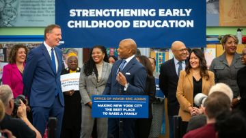 El alcalde Eric Adams hizo estos anuncios al lado de su predecesor Bill De Blasio, quien lideró la expansión de la educación inicial universal en la Gran Manzana.