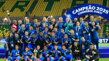 Selección de Brasil Sub-17 celebra el título del sudamericano de la categoría en Cartagena, Colombia.