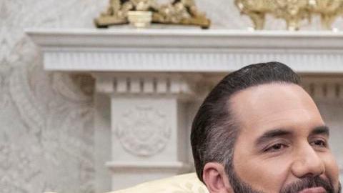 El presidente estadounidense, Donald Trump (d), se reúne con el presidente salvadoreño, Nayib Bukele (i), en la Oficina Oval de la Casa Blanca, en Washington, D.C., EE. UU., el 14 de abril de 2025.