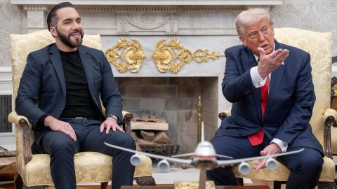 El presidente estadounidense, Donald Trump (d), se reúne con el presidente salvadoreño, Nayib Bukele (i), en la Oficina Oval de la Casa Blanca, en Washington, D.C., EE. UU., el 14 de abril de 2025.