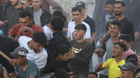 "¡Eh, Hamás, fuera! ¡Eh, (Osama) Hamdan, fuera!" era uno de los gritos que entonaban los manifestantes.