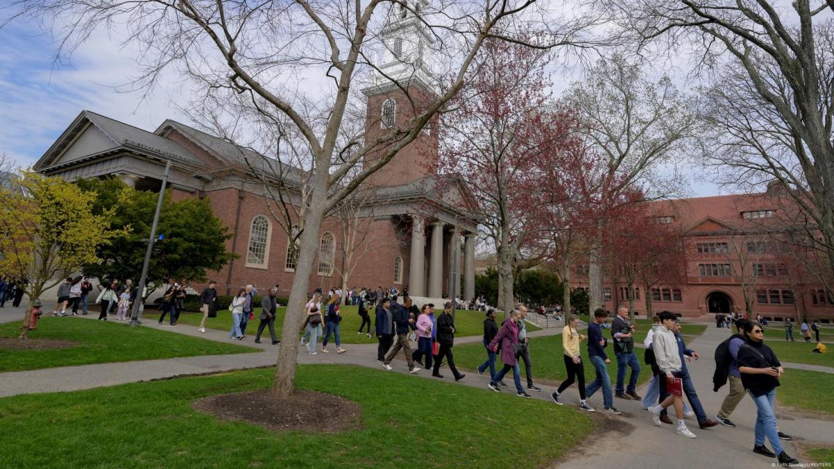 Administración Trump planea recortar $1,000 millones a Harvard para investigación de salud