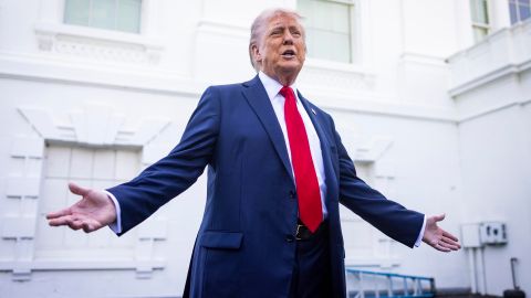 Fotografía del 23 de abril de 2025 del presidente de EEUU, Donald Trump, hablando con medios de comunicación en Washington (EEUU).