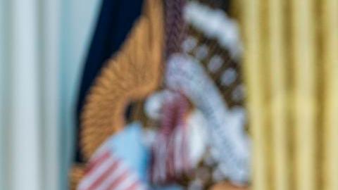 El presidente estadounidense, Donald Trump, participa en la firma de una orden ejecutiva en el Despacho Oval de la Casa Blanca en Washington, D.C., EE. UU., el 31 de marzo de 2025.
