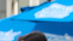 Billie Jean King sonríe y posa junto a su estrella en el Paseo de la Fama de Hollywood.