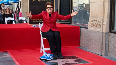 Billie Jean King sonríe y posa junto a su estrella en el Paseo de la Fama de Hollywood.