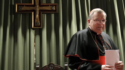 Fotografía de archivo del 7 de marzo de 2012 donde aparece el cardenal estadounidense Raymond Burke caminando al final de una conferencia ofrecida en la Basílica Pontificia de San Miguel en Madrid (España).