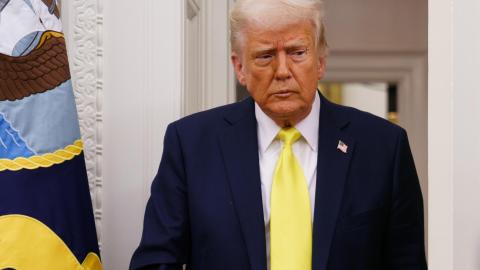 El presidente de Estados Unidos, Donald Trump, llega a la ceremonia de juramentación de Mehmet Oz como administrador de los Centros de Servicios de Medicare y Medicaid en la Oficina Oval de la Casa Blanca, en Washington, D.C., EE.UU., el 18 de abril de 2025.