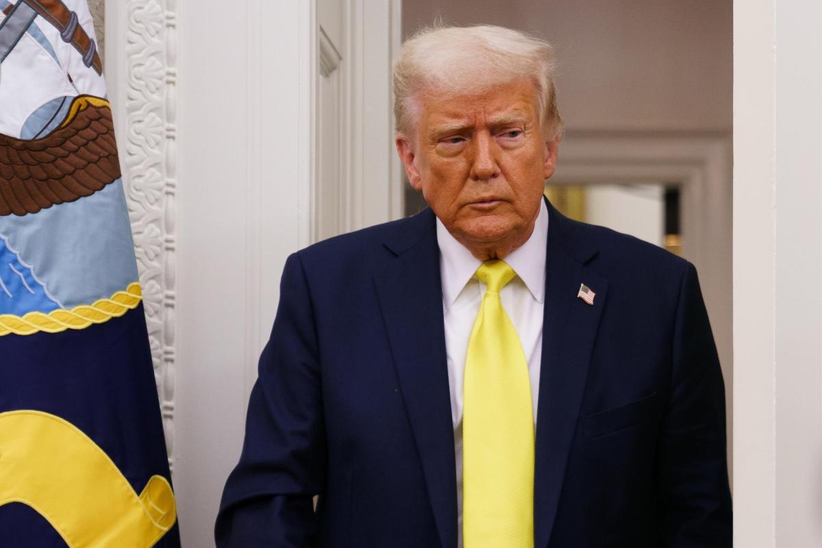 El 55% de los estadounidenses reprueban la gestión económica de Trump, según encuesta