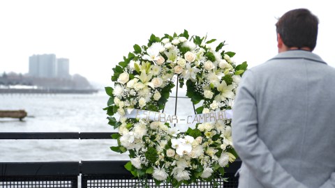 Depositan corona de flores en aguas del río Hudson en recuerdo familia española fallecida