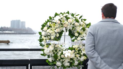 Depositan corona de flores en aguas del río Hudson en recuerdo familia española fallecida