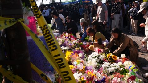 Las personas se reunieron para rendir homenaje a las víctimas mortales en Vancouver.