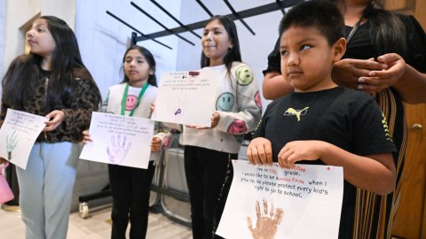 Niños protestaron en contra de la propuesta porque merecen recibir educación.
